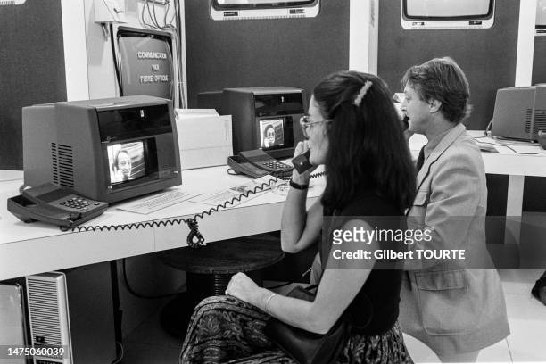 Présentation de l'appel vidéo par fibre optique lors du 'Vidcom' de Cannes, en octobre 1981.