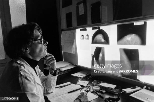 Dépistage du cancer sur une mammographie à l'Institut Curie, dans les années 1980, à Paris.