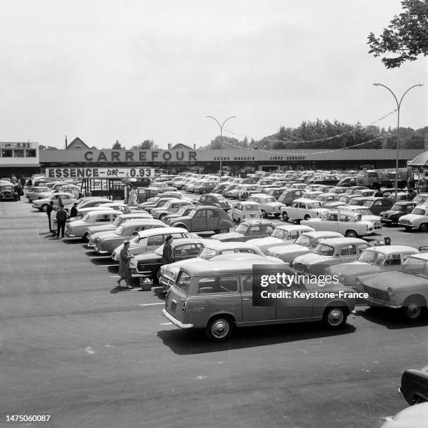 Le parking du supermarché 'Carrefour' de Sainte-Geneviève-des-Bois, le 15 juin 1963.