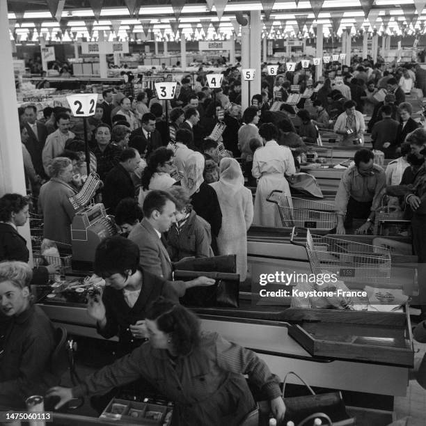 Les caisses du supermarché 'Carrefour' de Sainte-Geneviève-des-Bois, le 15 juin 1963.