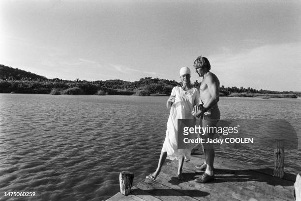 Gérard Depardieu et Corynne Charby lors du tournage du film 'La Chèvre' au Mexique en novembre 1981