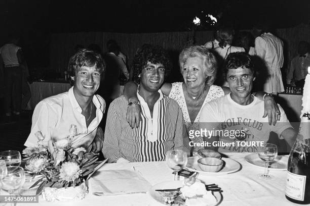 Patrick Sabatier, Enrico Macias avec sa femme Suzy et Sacha Distel lors d'un diner au Cannet en aout 1981