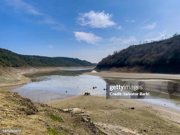 the maglova aqueduct and the alibeykoy dam lake - lake bed 個照片及圖片檔