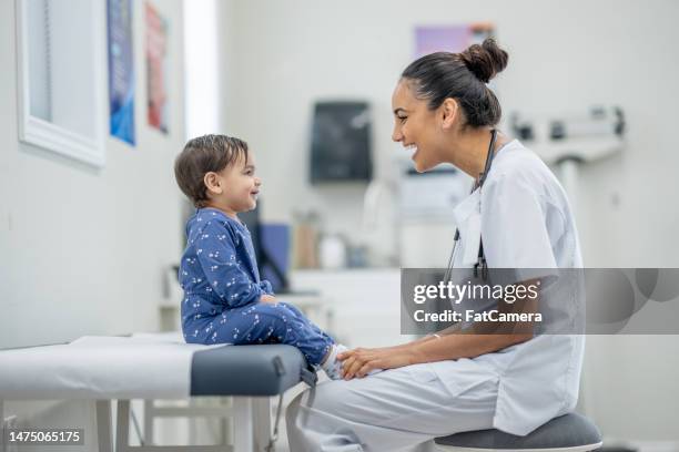 niño pequeño en un chequeo - pediatra fotografías e imágenes de stock