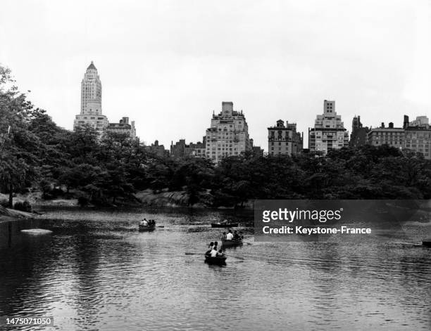 Barques sur le lac artificiel de Central Park, dans les années 1960.