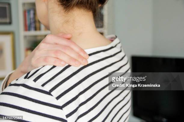 shoulder pain - pain & gain film stock-fotos und bilder