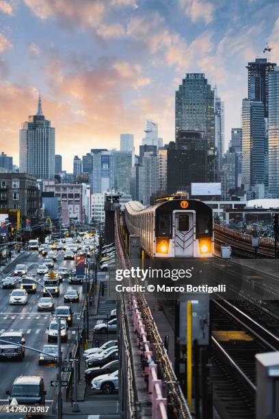 7 line subway train in queens with manhattan skyline, new york city - queens new york city fotografías e imágenes de stock