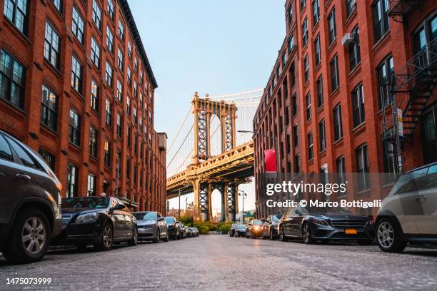 manhattan bridge at sunset seen from dumbo, brookyn, new york city - brooklyn fotografías e imágenes de stock