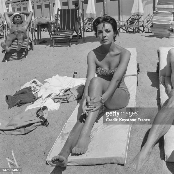 Marie Laforêt sur la plage de Cannes, en mai 1960.