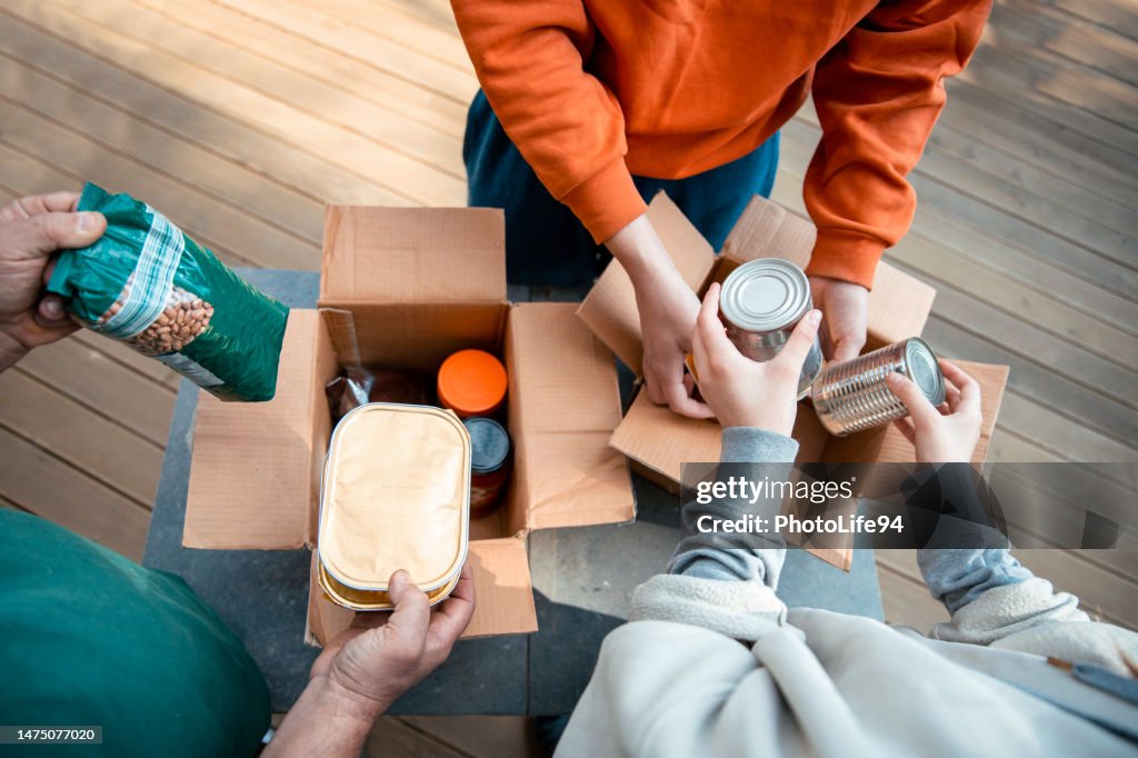 Verpacken von Lebensmitteln in Spendenboxen für wohltätige Zwecke