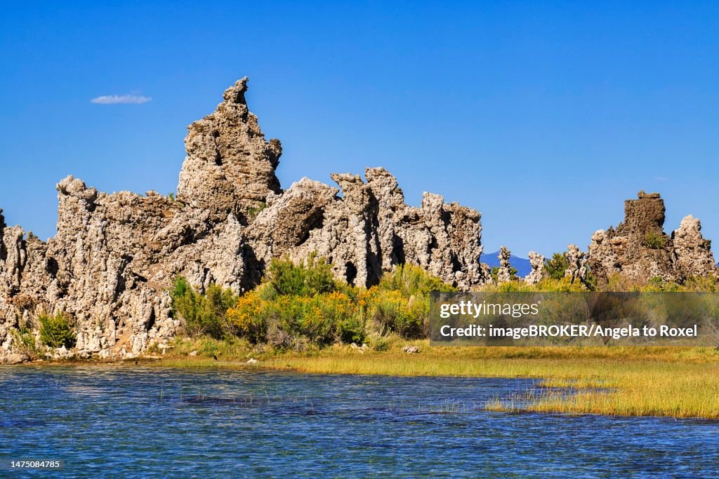 Shore with tufa in bizarre shapes, Mono Lake, Lee Vining, Mono Lake Tufa Nature Reserve, California, USA