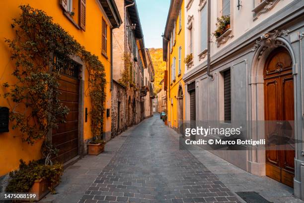narrow alley in the old town of como, italy - small apartment building exterior stock pictures, royalty-free photos & images