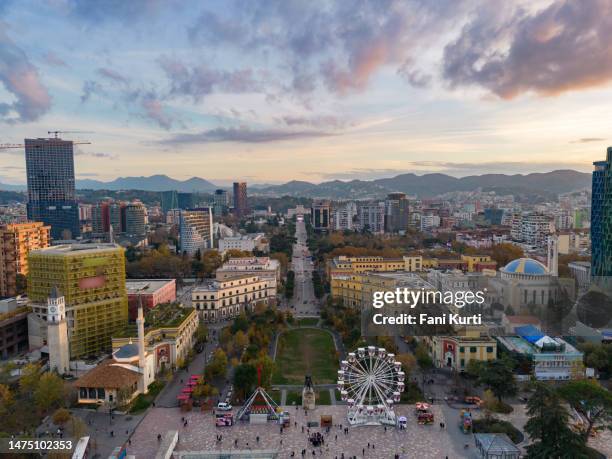 piazza della città di tirana dal drone, capitale albanese - tirana foto e immagini stock