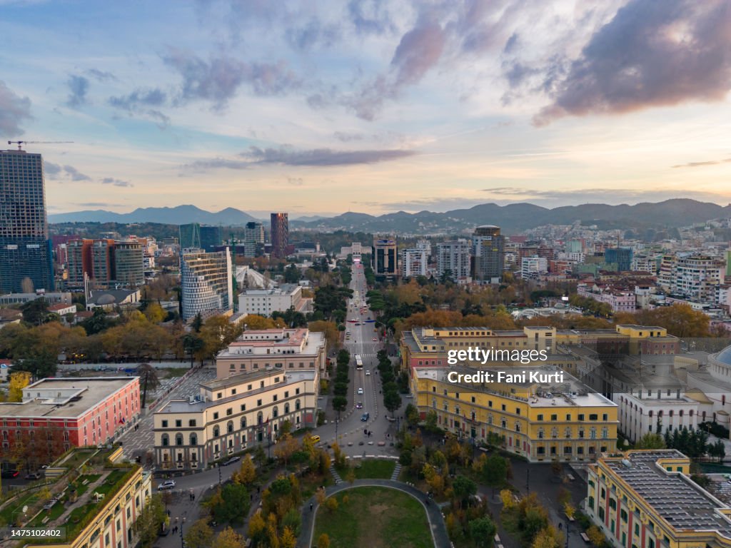 ドローンからのティラナの町の広場、アルバニアの首都