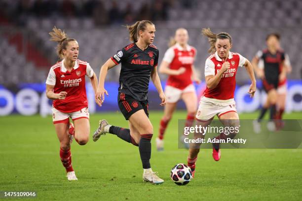 Klara Buehl of FC Bayern München holds the ball whilst under pressure from Katie McCabe of Arsenal during the UEFA Women's Champions League...