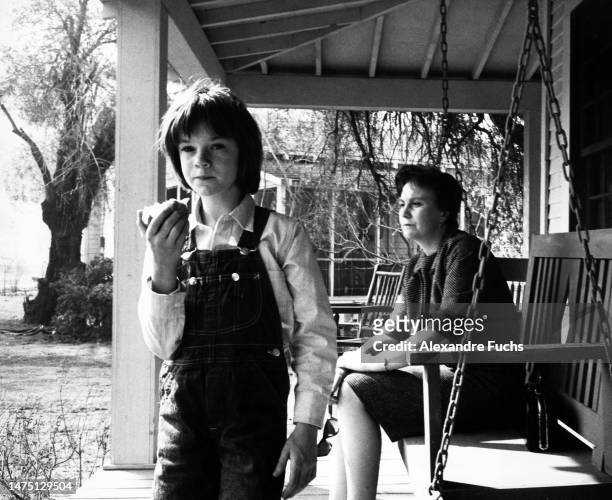 Actress Mary Badham and writter Harper Lee in the set of the film "To Kill A Mockingbird", in 1961 at Monroeville, Alabama.