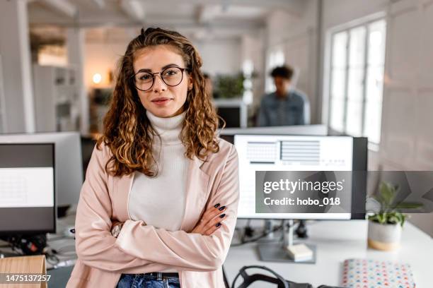 business-porträtfotografie einer schönen frau im büro - studentin stock-fotos und bilder