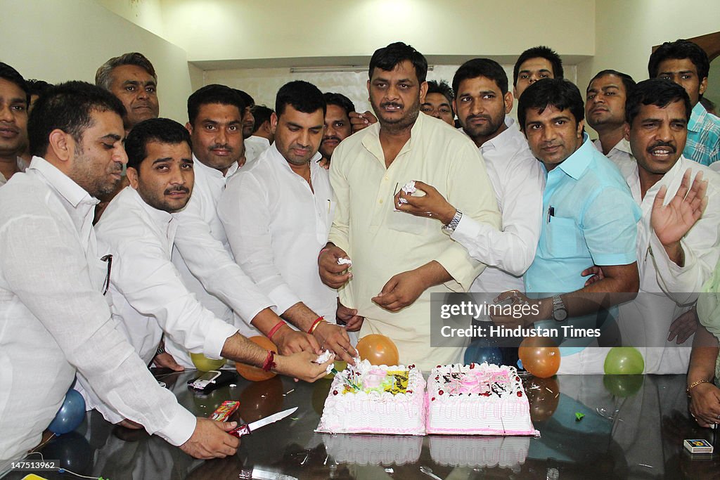 Samajwadi Party Workers Celebrates The Birthday Of Akhilesh Yadav