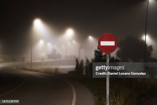 no passing sign on a foggy road at night - ir em frente imagens e fotografias de stock