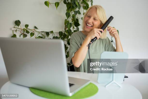 female influencer vlogging online - makeup tutorial stock pictures, royalty-free photos & images