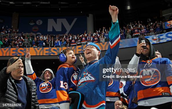 New York Islanders fans celebrate a second period goal by Cal... News ...
