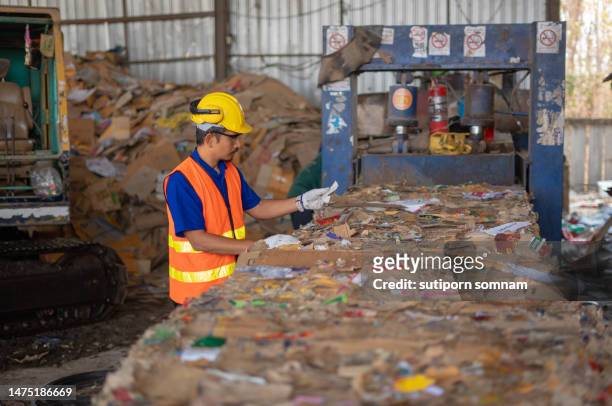 workers working in the production line waste recycle - organisation environnement stockfoto's en -beelden