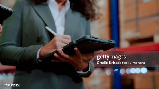 auditora anotando detalles sobre las existencias del almacén de la empresa. - auditoría fotografías e imágenes de stock