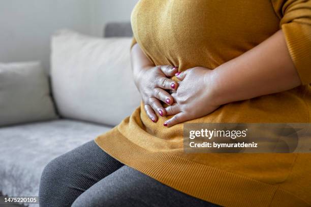 femme malade - cancer colorectal photos et images de collection