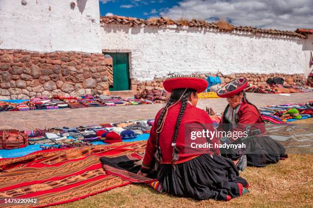 mujeres peruanas vendiendo recuerdos en ruinas incas, valle sagrado, perú - chinchero fotografías e imágenes de stock