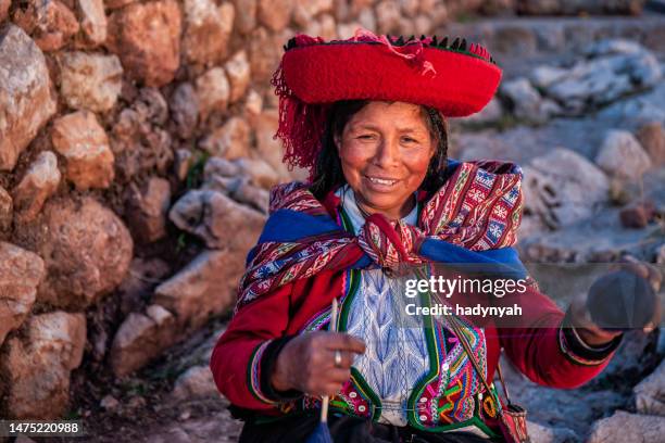 peruvian woman spinning wool by hand, sacred valley, peru - south american culture stock pictures, royalty-free photos & images