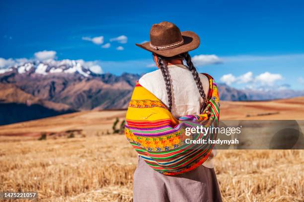 mujer peruana vestido nacional mirando andes, el valle sagrado - paisajes de peru fotografías e imágenes de stock