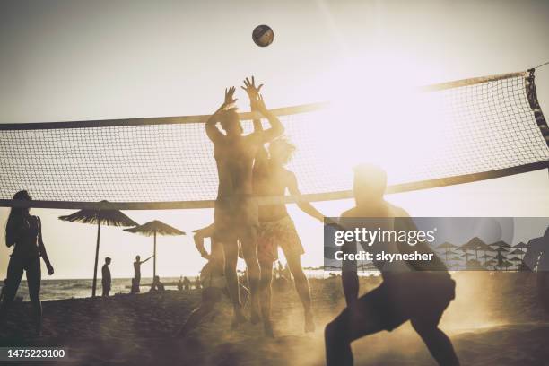 jogando vôlei de praia ao pôr do sol! - beach volleyball - fotografias e filmes do acervo