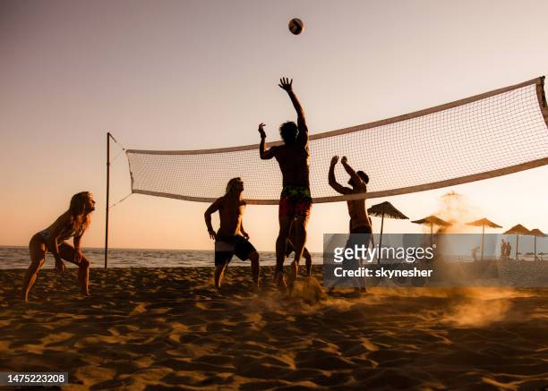 giocare a pallavolo sulla spiaggia al tramonto! - womens beach volleyball foto e immagini stock