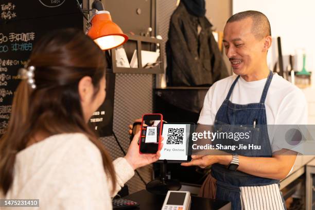 checkout with smart phone in coffee shop - apple pay stock pictures, royalty-free photos & images