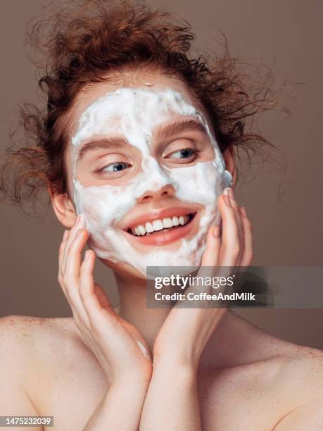 beautiful woman applying cleaning foam on the skin - beautiful woman body stockfoto's en -beelden