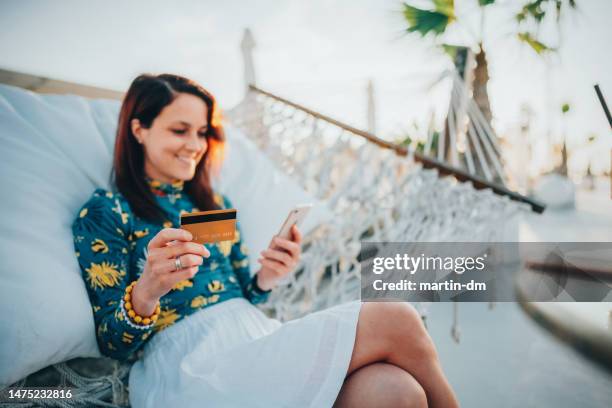 woman at summer vacation shopping online - wanderer pause stockfoto's en -beelden