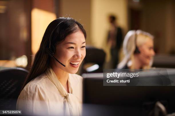 membro del team del servizio clienti - call centre asian foto e immagini stock