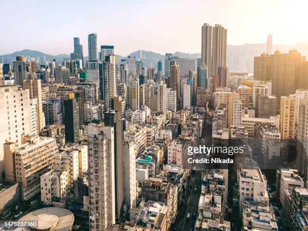 vista aérea de edificios de rascacielos en hong kong, vista superior - mong kok fotografías e imágenes de stock