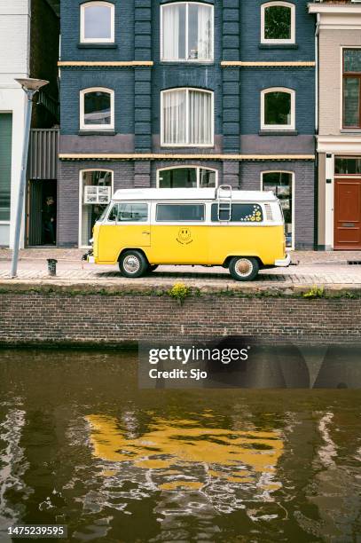 volkwasgen bus campervan in leuchtendem gelb - sjoerd van der wal or sjo stock-fotos und bilder