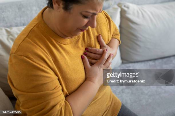 woman painful grimace pressing the upper abdomen - pulmonary embolism 個照片及圖片檔