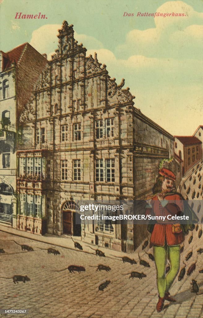 The Pied Pipers House in Hamelin, Lower Saxony, Germany, postcard with text, view around ca 1910, historical, digital reproduction of a historical postcard, public domain, from that time, exact date unknown