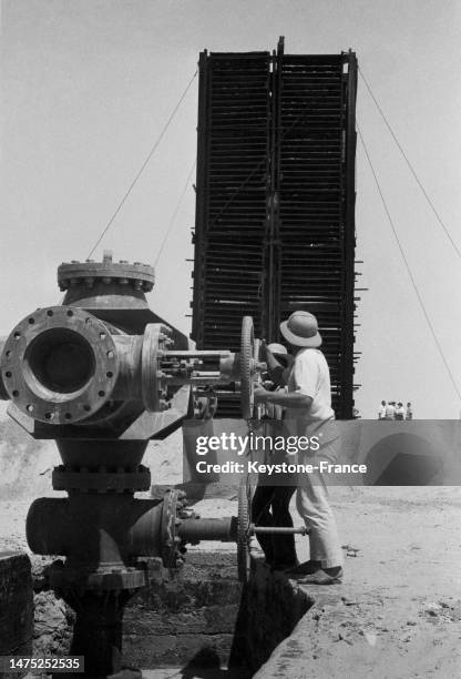 Le forage aquifère de Tamerna sortant de l'eau à 60 degrés celsius en Algérie, en juillet 1960.