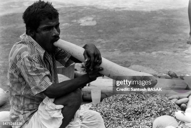 Sukumar Das jeune homme de 24 ans, en train de déjeuner, il est le plus gros mangeur de sa génération en juillet 1981