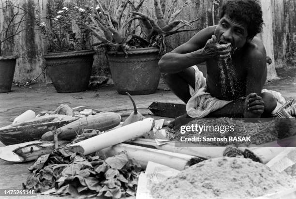 Sukumar Das jeune homme de 24 ans, en train de déjeuner, il est le plus gros mangeur de sa génération en juillet 1981