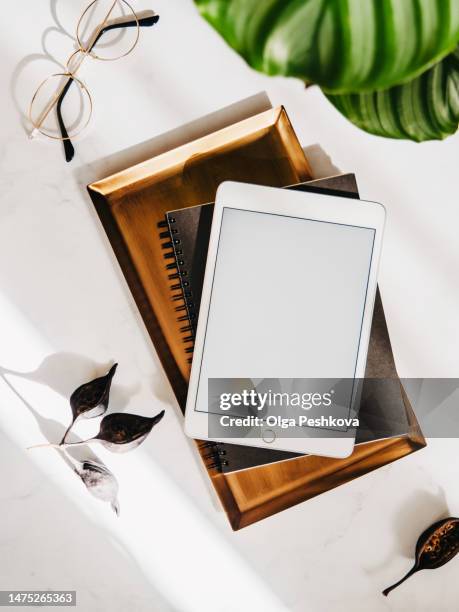 flat lay of white tablet with screen mock up - office work flat lay stock pictures, royalty-free photos & images