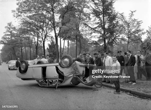 Voiture sur le toit après un accident de la circulation au bois de Bologne, le 19 mai 1959.