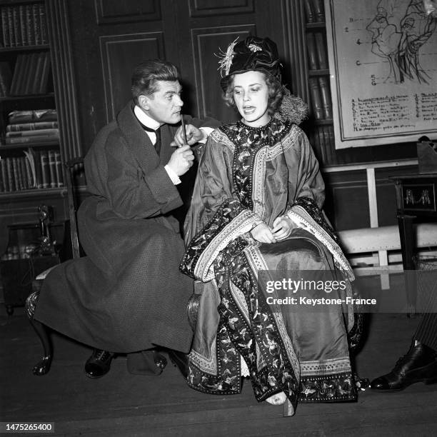 Jean Marais et Jeanne Moreau sur scène dans la pièce 'Pygmalion', le 11 janvier 1955, au théâtre des Bouffes-Parisiens à Paris.