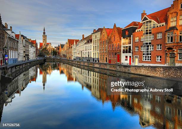 water town in belgium - estrecho fotografías e imágenes de stock
