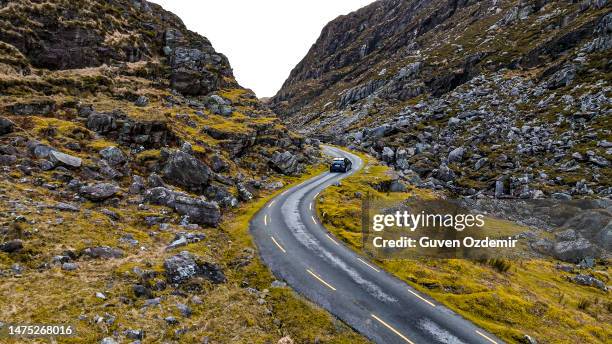 vista aérea de gap of dunloe, condado de kerry en irlanda, vista aérea del paso de montaña panorámico, naturaleza aérea y vista de la carretera, vista aérea de la carretera sinuosa, video de relajación de la naturaleza, automóvil que conduce por la - anillo de kerry fotografías e imágenes de stock