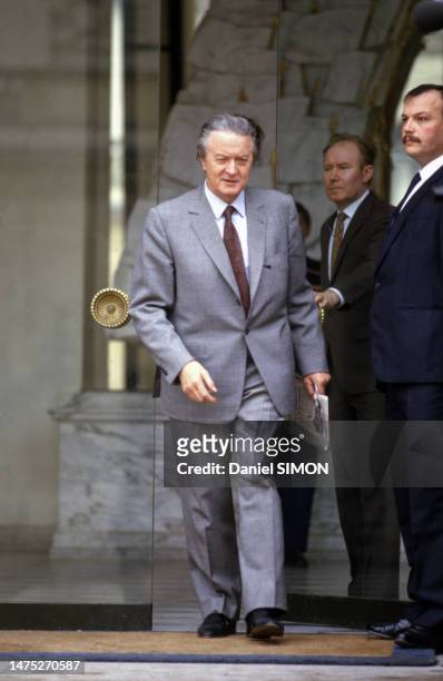 Roland Dumas sortant du Conseil des Ministres au palais de l'Elysée, le 17 mars 1986.